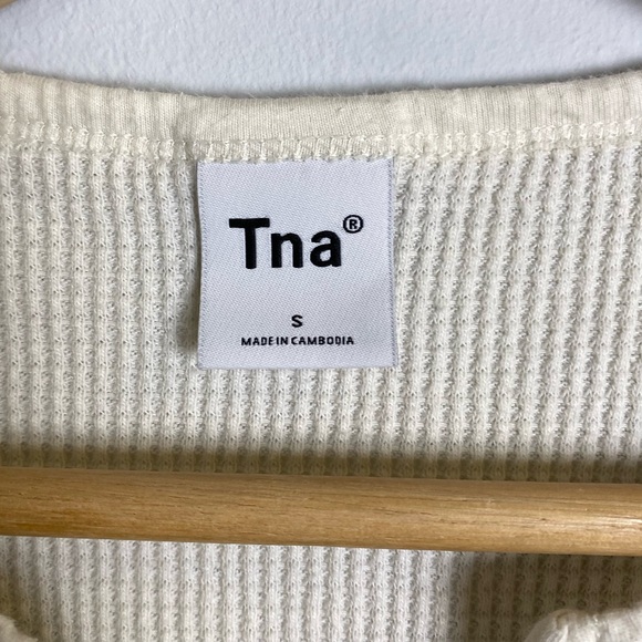 ARITZIA (TNA) Waffle Notch T-Shirt (Size Small) - Picture 4 of 5